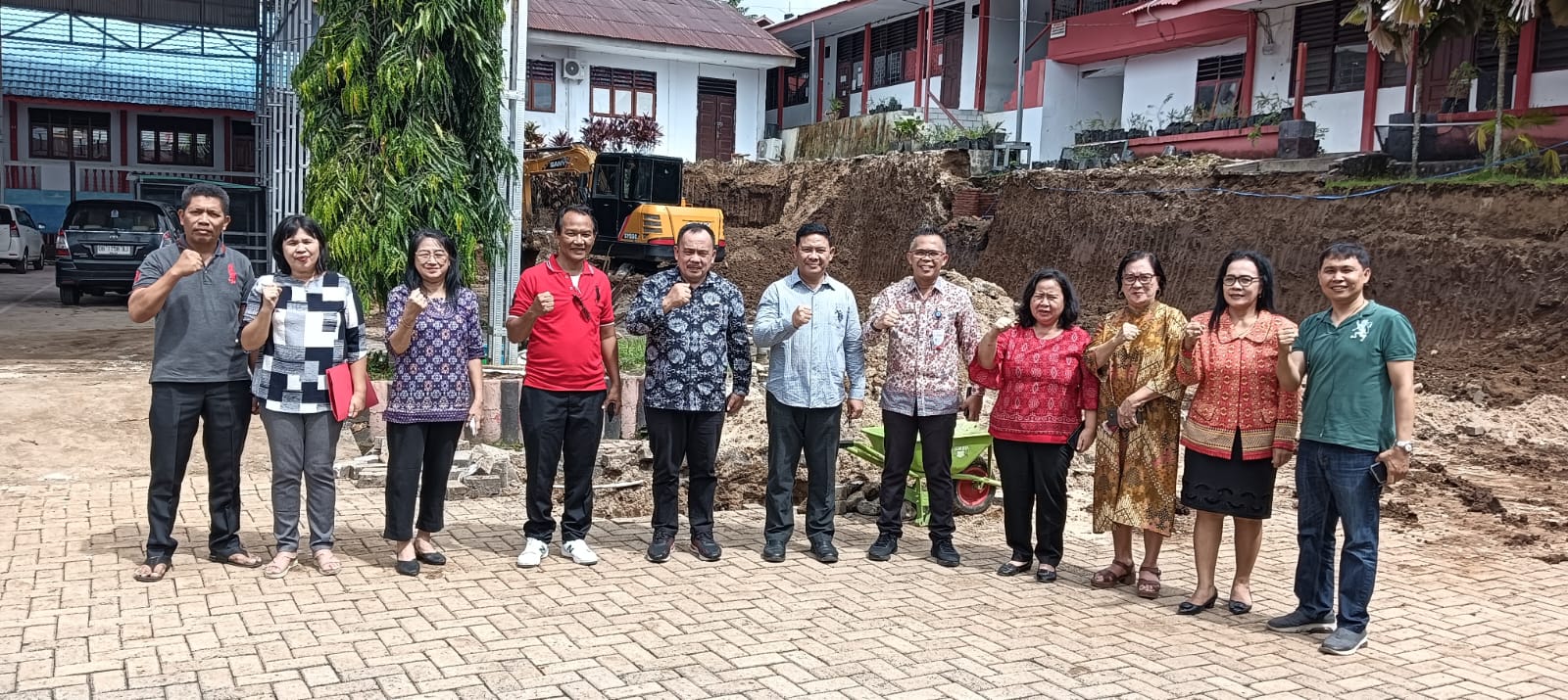 Foto bersama usai peletakan batu pertama pembangunan RPS Farmasi di SMKN 6 Manado pada, Kamis (27/6/2024).