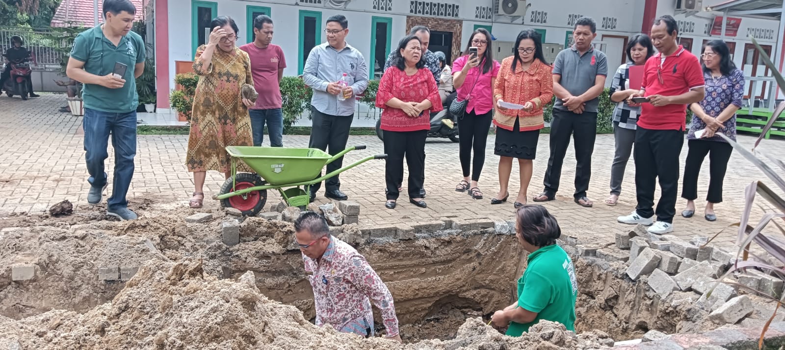 Vecky Pangkerego saat peletakan batu pertama pembangunan RPS Farmasi di SMKN 6 Manado pada, Kamis (27/6/2024). 
