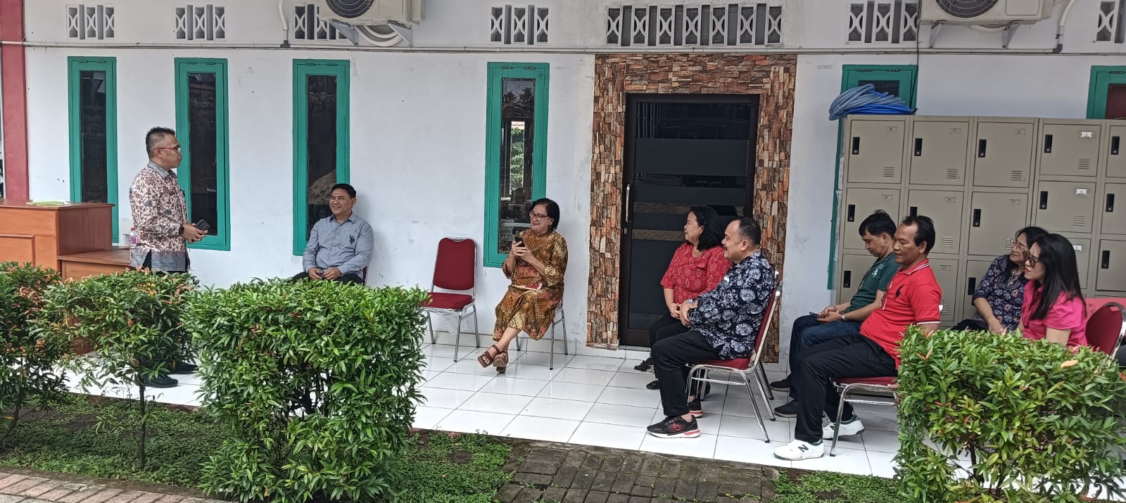 
Vecky Pangkerego memberikan sambutan usai peletakan batu pertama pembangunan RPS Farmasi di SMKN 6 Manado pada, Kamis (27/6/2024).
