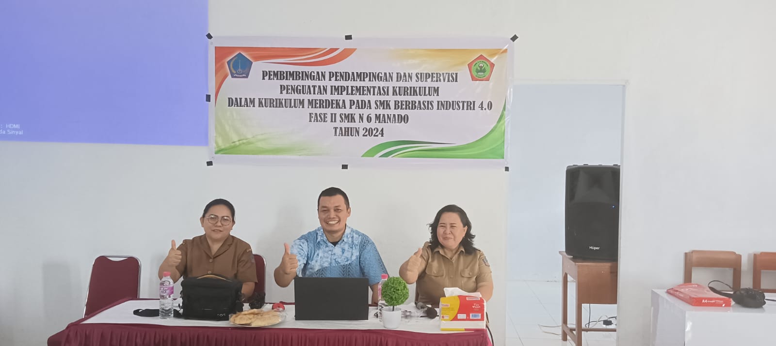 Leonard dari Direktorat SMK, Kemendikbudritek RI (tengah) bersama Kepala SMKN 6 Manado Altje Salele SPd MPd (kanan), dan Wakil Kepala SMKN 6 Manado Urusan Kurikulum Inggrit Tombeng SPd MSi saat kegiatan pada, Selasa (20/8/2024). 