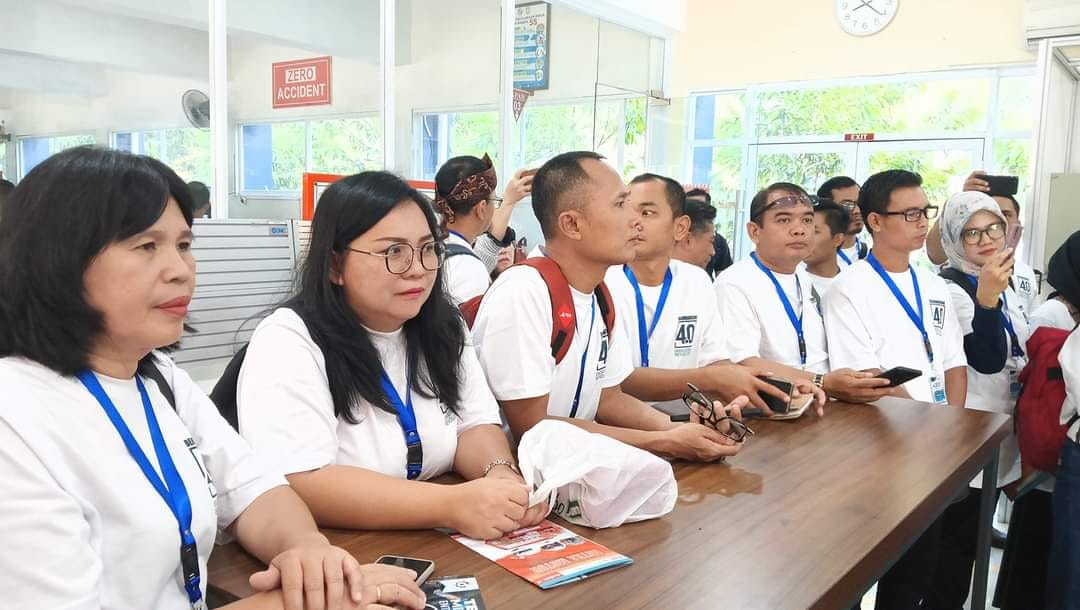 Wakil Kepala SMKN 6 Manado Inggrit Tombeng SPd MSi (kedua dari kiri) saat mengikuti benchmarking di SMK Mitra Industri MM2100 Bekasi.