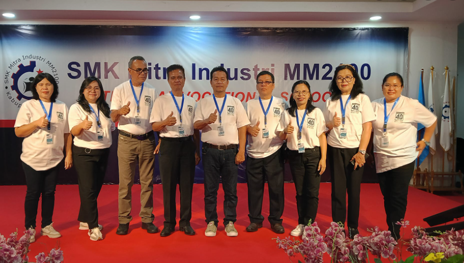 
Wakil Kepala SMKN 6 Manado Inggrit Tombeng SPd MSi (kedua dari kiri) bersama Frieda Masye Liando (paling kiri) serta sejumlah kepala SMK saat mengikuti benchmarking di SMK Mitra Industri MM2100 Bekasi. 
