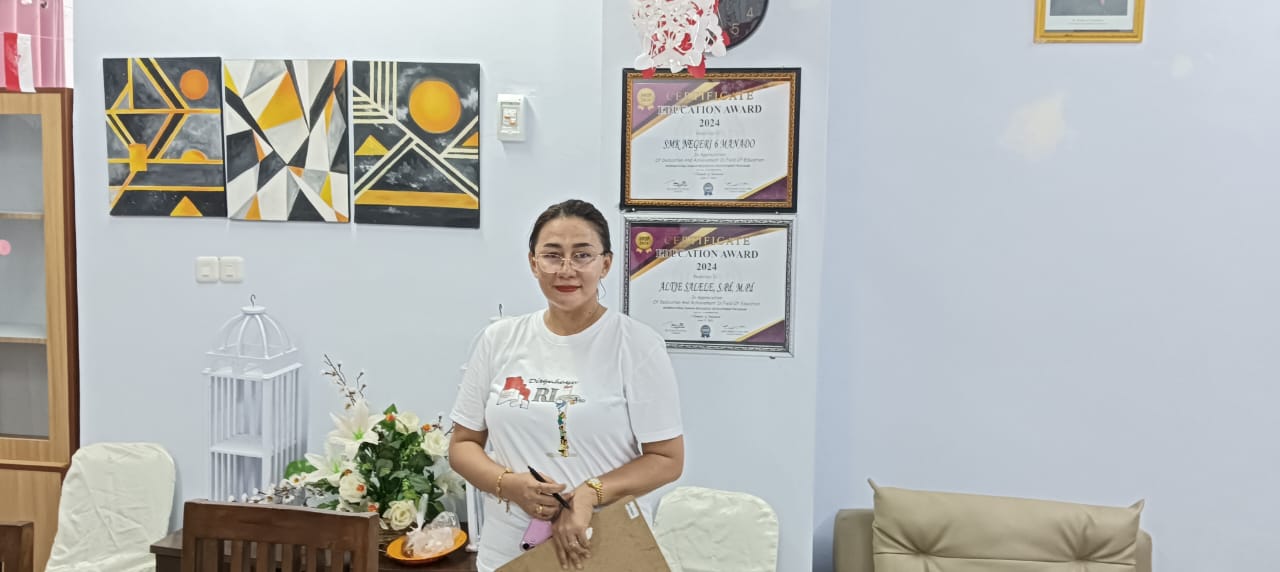 Wakil Kepala SMKN 6 Manado Bidang Manajemen Mutu, Sandra Ibrahim SKep Gr, usai diwawancarai pada, Jumat (15/8/2025). 
